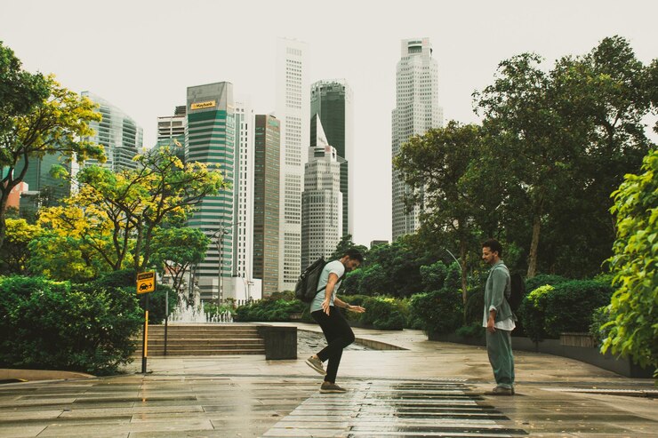 Photo rear view of woman standing on footpath in city