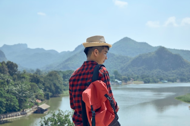 Rearview di turisti maschi in piedi si affacciano sulle montagne e sui fiumi