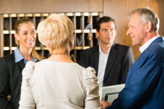 Reception, ospiti che effettuano il check-in in un hotel