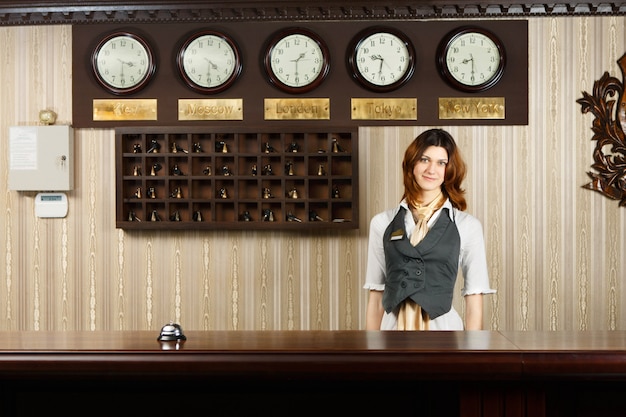 Receptionist al bancone del moderno hotel