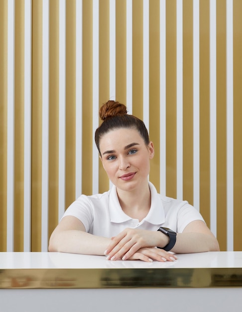 Receptionist femminile alla reception in una moderna hall dell'ufficio