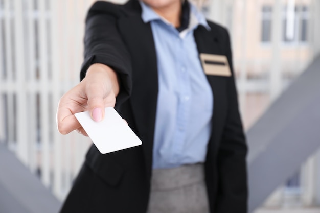 Receptionist femminile con carta in hotel