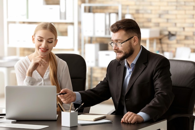 Receptionist maschio con tirocinante sul posto di lavoro