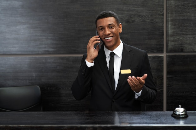 Receptionist maschio in abito elegante durante l'orario di lavoro