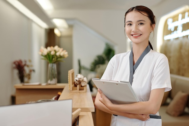 Receptionist positivo del salone della stazione termale