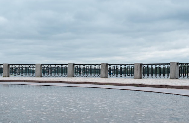 Recinto decorativo sopra l'acqua su uno sfondo di cielo nuvoloso grigio