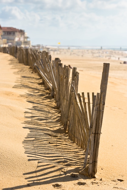 Recinto di legno sulla spiaggia atlantica in Francia