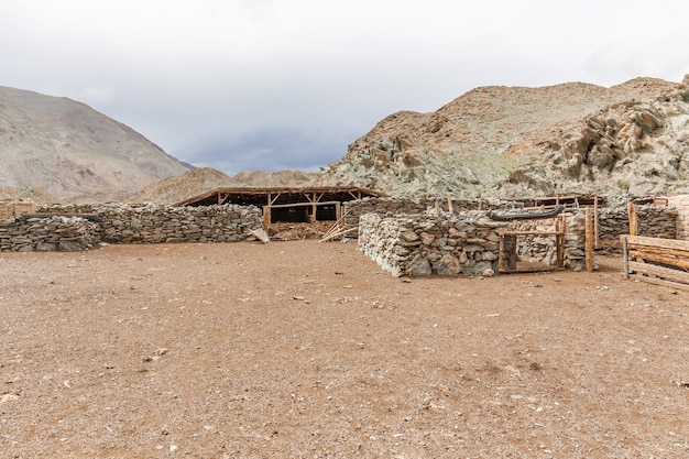 Recinto vicino alla dimora invernale del popolo nomade sulle colline della Mongolia