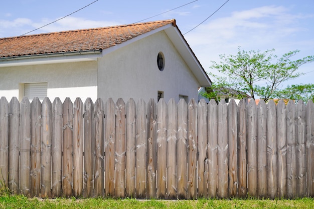 Recinzione in legno a palizzata per nascondere il vicino di casa