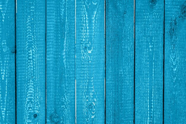 Recinzione in legno dipinto con peeling vernice blu