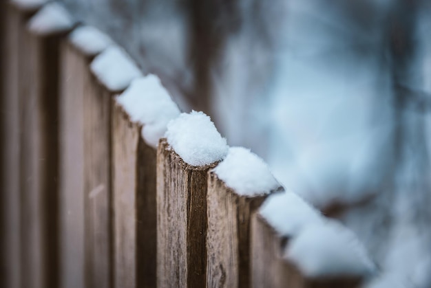 Recinzione in legno in inverno