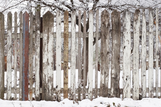 Recinzione in legno in inverno
