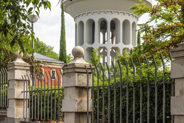 Recinzione in metallo e pietra di un parco urbano