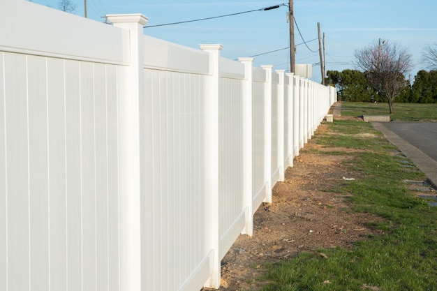 Recinzione in vinile bianco nel quartiere residenziale casa natura plastica nuova