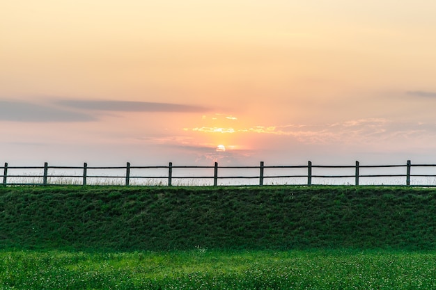 Recinzione, natura rurale al tramonto