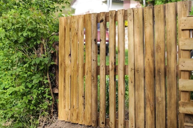 Recinzione rustica realizzata con vecchi pallet in legno riciclato