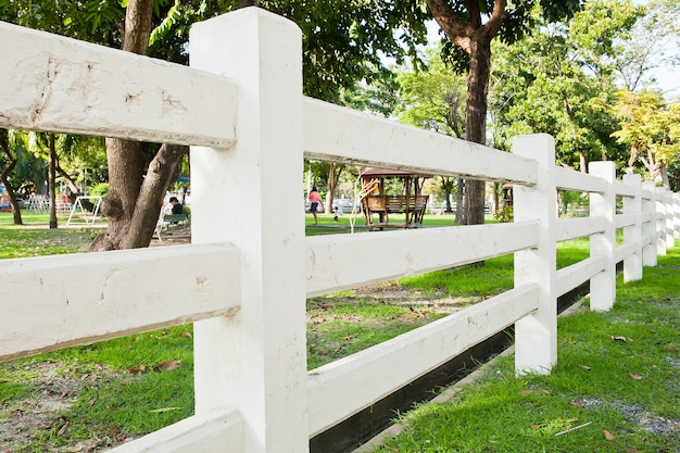 Recinzioni bianche su erba in giardino per lo sfondo.