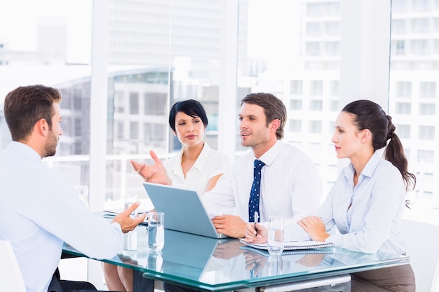 Reclutatori che controllano il candidato durante il colloquio di lavoro