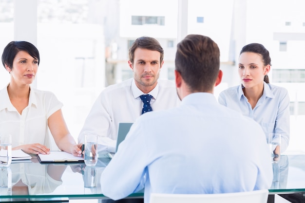 Reclutatori che controllano il candidato durante il colloquio di lavoro