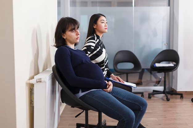 Reclutatori in attesa nell'ufficio della lobby durante il colloquio di lavoro aziendale che tengono i file di reclutamento che si preparano per la riunione di assunzione. Gruppo multietnico di reclutamento di candidati per opportunità di carriera aziendale