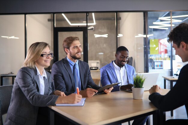 Recruiter che controlla il candidato durante il colloquio di lavoro