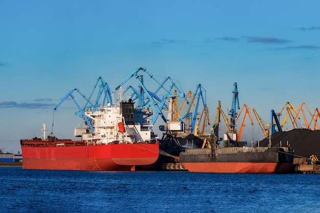 Red carico della nave da carico nel porto di Riga, Europa