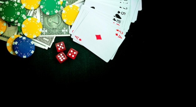 Red Dices Money Chips e carte da gioco foto