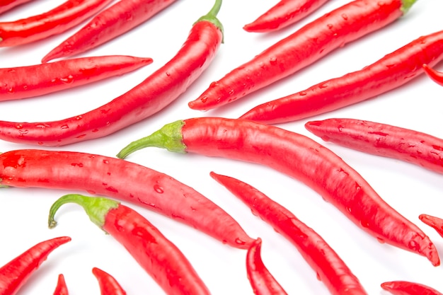 Red hot chili peppers su uno sfondo bianco. Alimento vegetale vitaminico