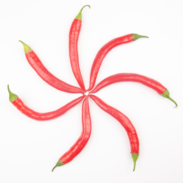 Red hot chili peppers su uno sfondo bianco. figure di cibo. Alimento vegetale vitaminico