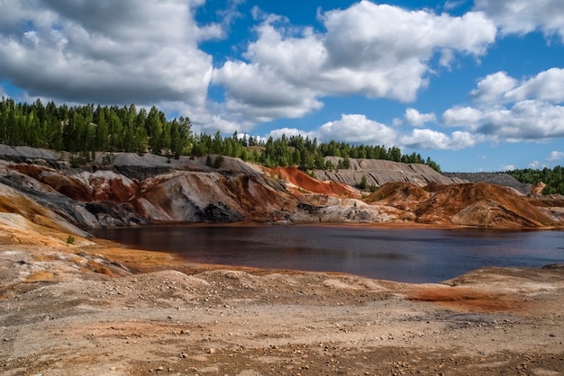 Red Lake blue sky bellissime nuvole Paesaggio come la superficie di un pianeta Marte