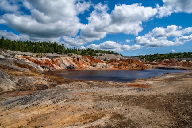 Red Lake blue sky bellissime nuvole Paesaggio come la superficie di un pianeta Marte