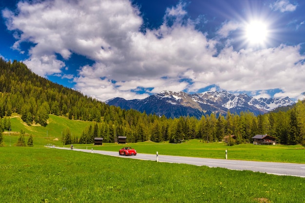 Red Porsche 911 997 nelle montagne delle Alpi Davos Graubuenden Swit