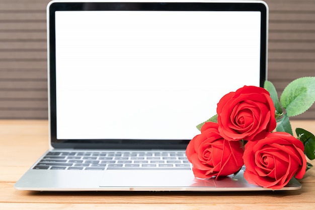 Red rose e laptop mockup su legno