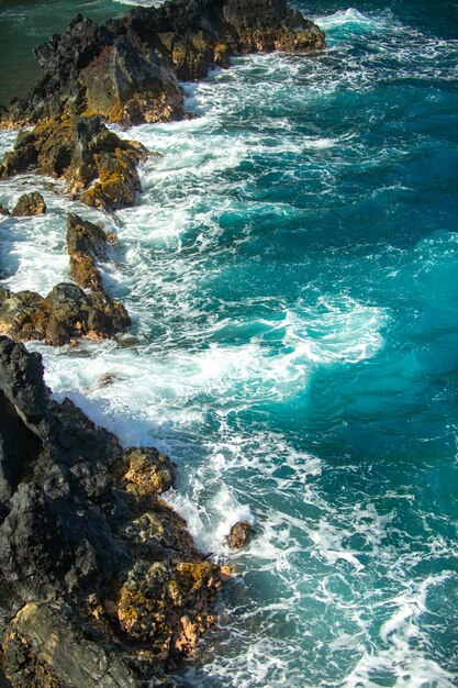 Red Sand Beach, Maui in hawaiano. Onde dell'oceano e roccia.