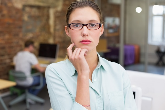 Redattore di foto femminile serio in ufficio