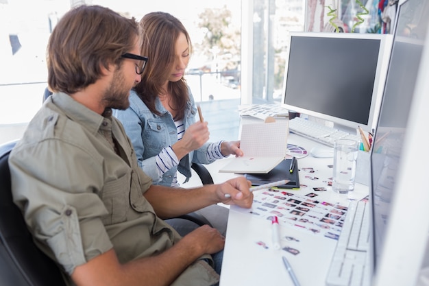 Redattori di foto che lavorano insieme