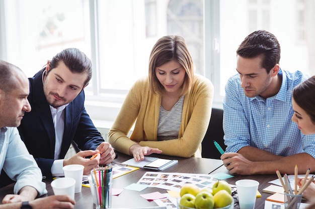 Redattori di foto che lavorano nella sala riunioni