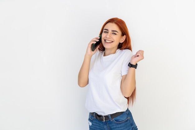 Redhair Donna che parla al telefono su un bianco.