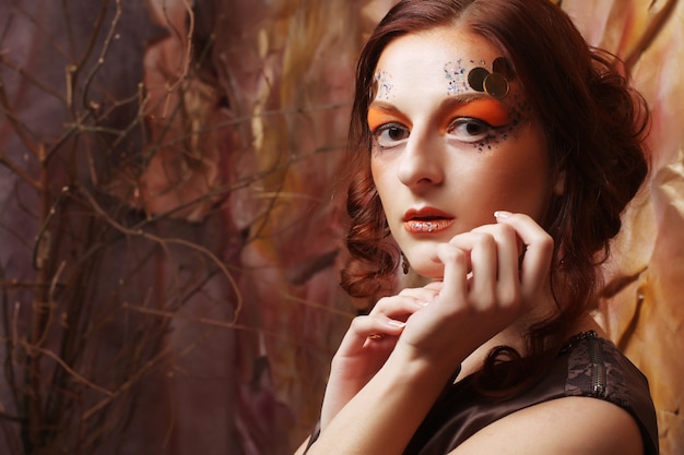 Redhair donna con brillante trucco creativo