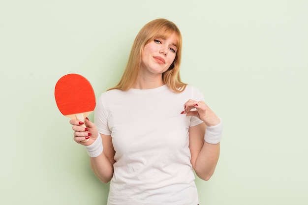 Redhead bella donna che sembra arrogante concetto positivo e orgoglioso di ping pong di successo