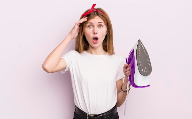 Redhead bella ragazza che sembra felice concetto di governante stupito e sorpreso