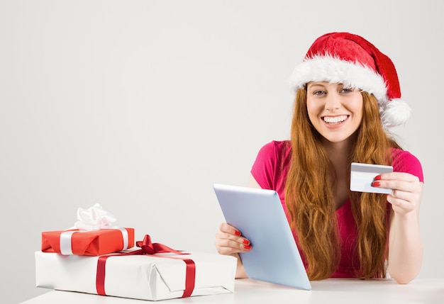 Redhead festivo lo shopping online con tablet