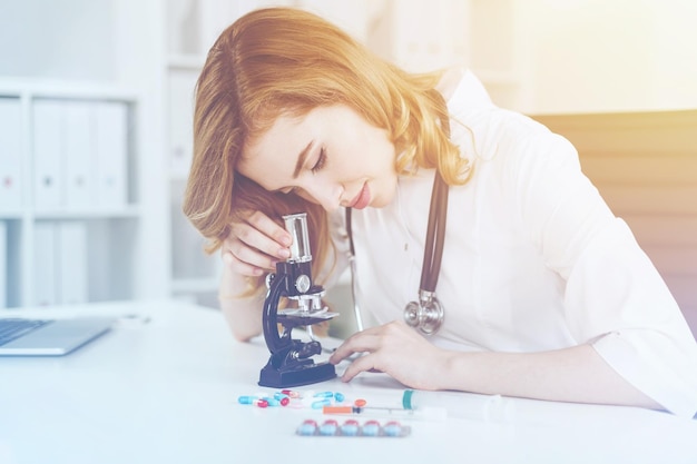 Redhead medico al lavoro