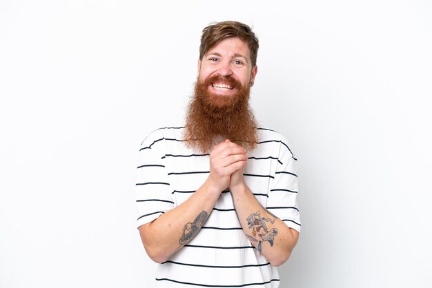 Redhead uomo con la barba isolato su sfondo bianco ridendo