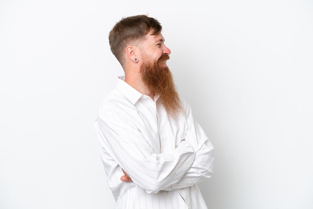 Redhead uomo con la barba lunga isolata su sfondo bianco dall'aspetto laterale