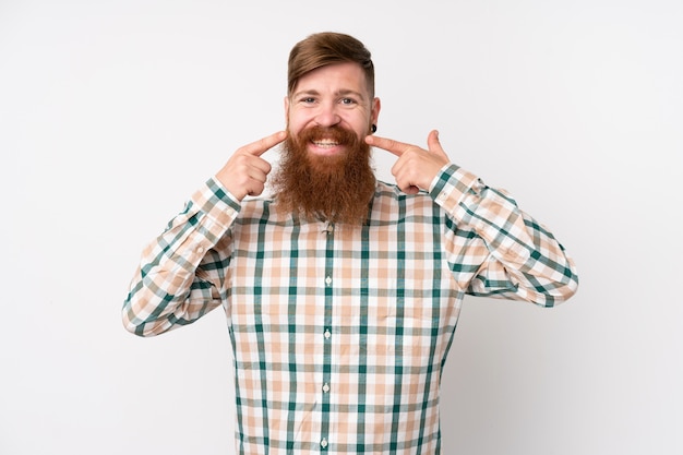 Redhead uomo con la barba lunga sul muro bianco isolato sorridente con una felice e piacevole espressione