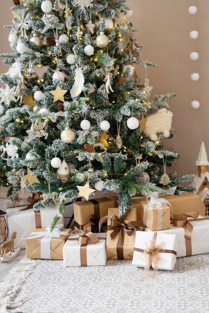 Regali avvolti sotto l'albero di Natale in un interno luminoso