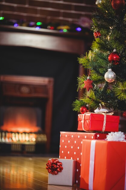 Regali avvolti vicino ad un albero di Natale