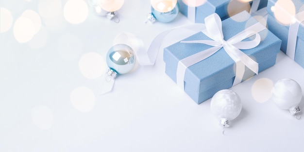 Regali blu di Natale con decorazioni sullo spazio della copia su sfondo bianco