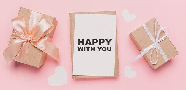 Regali con la lettera della nota sul concetto rosa isolato, di amore e di San Valentino con testo felice con voi